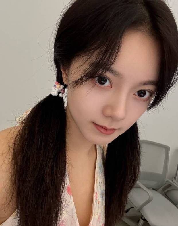 趙今麥五官精致。
