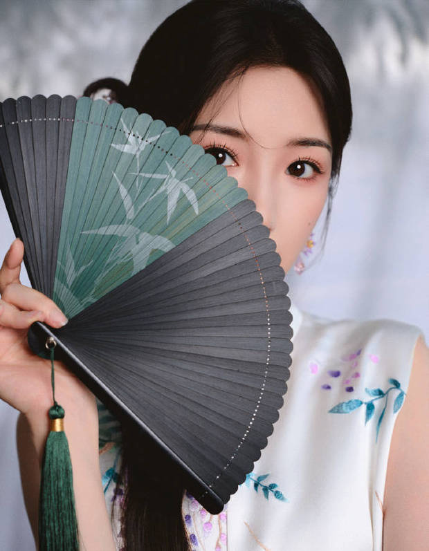 搜狐娛樂訊 7月14日，毛曉彤身穿無袖中式上衣搭配紫色緞面半裙參加活動，氣質(zhì)古典盡顯東方韻味。