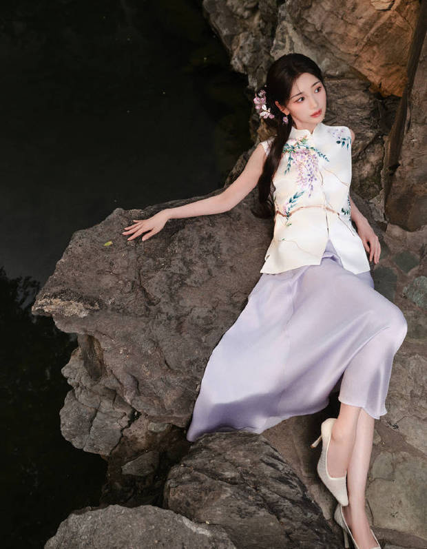 毛曉彤溫婉大氣。