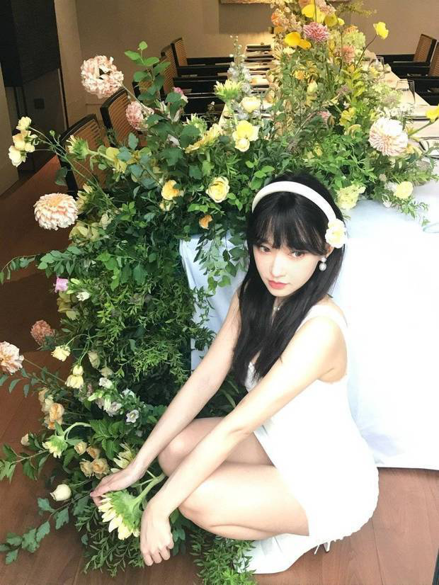 搜狐娛樂訊 16日，程瀟在社交平臺(tái)上更新一組美照，并配文稱：“27歲第一天的照片分享給大家?！闭掌?，程瀟身穿白色包臀裙勾勒曼妙身姿，曲線迷人！