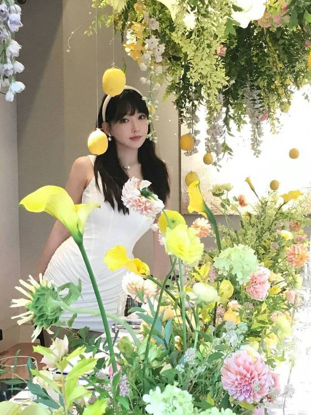 程瀟與鮮花合影，秒變氧氣感美女。