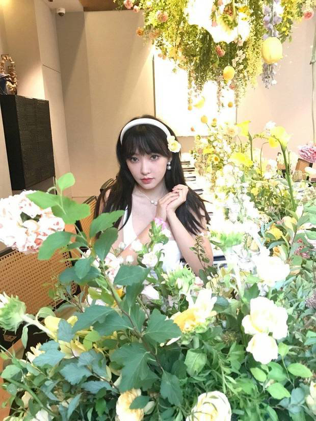 程瀟戴發(fā)箍、鮮花，少女感十足。