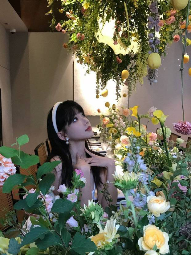 程瀟被鮮花包圍，人比花嬌。