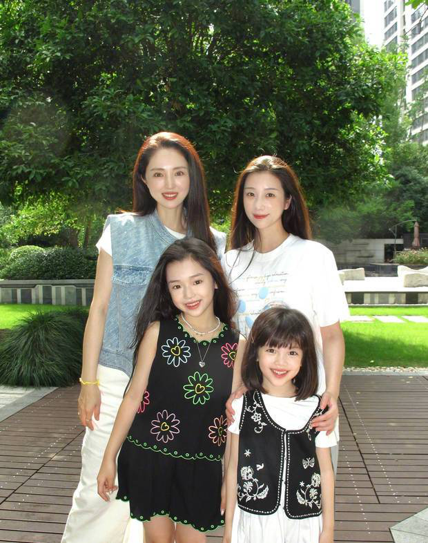 搜狐娛樂訊 近日，董璇曬出自己與小酒窩、沐言母女合照，9歲小酒窩活潑可愛。