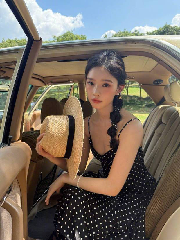 林允的五官精致，不愧是星爺挑出來的“星女郎”。