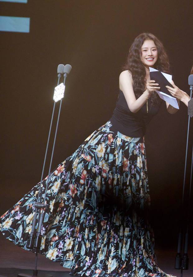 搜狐娛樂訊 近日，馬思純一頭卷發(fā)搭配花卉長裙造型出席活動(dòng)，笑容明媚狀態(tài)松弛。