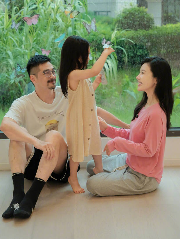 楊子姍夫妻倆看著女兒玩耍，面露開心笑容，愛意滿滿。