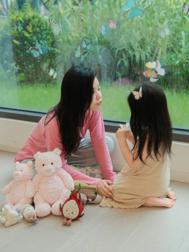 楊子姍對著女兒隔空嘟嘴親親。