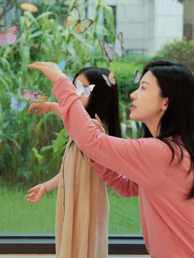 母女倆同框合影，有種淡淡的幸福感。