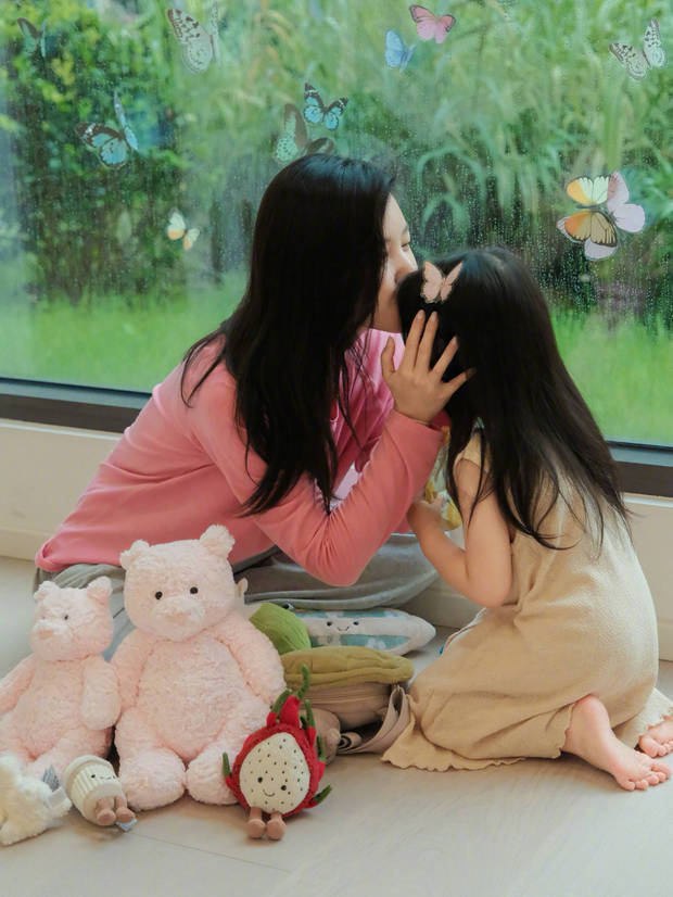 楊子姍親吻女兒的額頭。