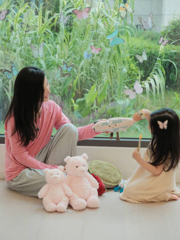 楊子姍女兒戴著蝴蝶發(fā)飾好可愛。