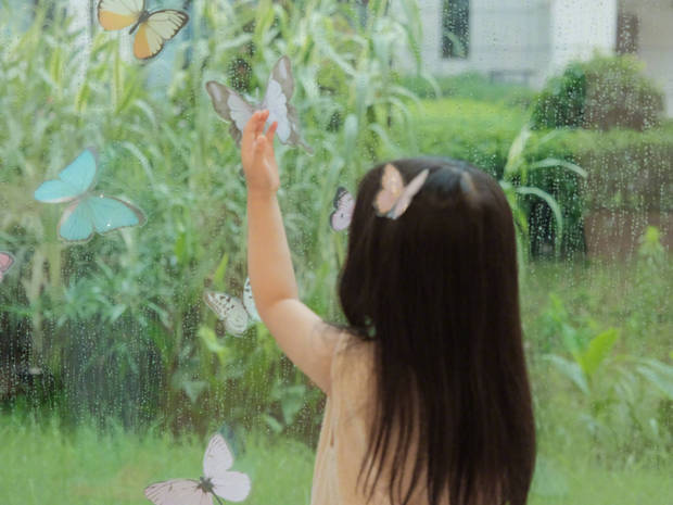 楊子姍女兒開心玩耍。