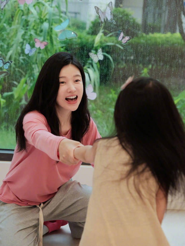楊子姍滿面笑容，陪女兒玩耍的日常生活也很有趣。