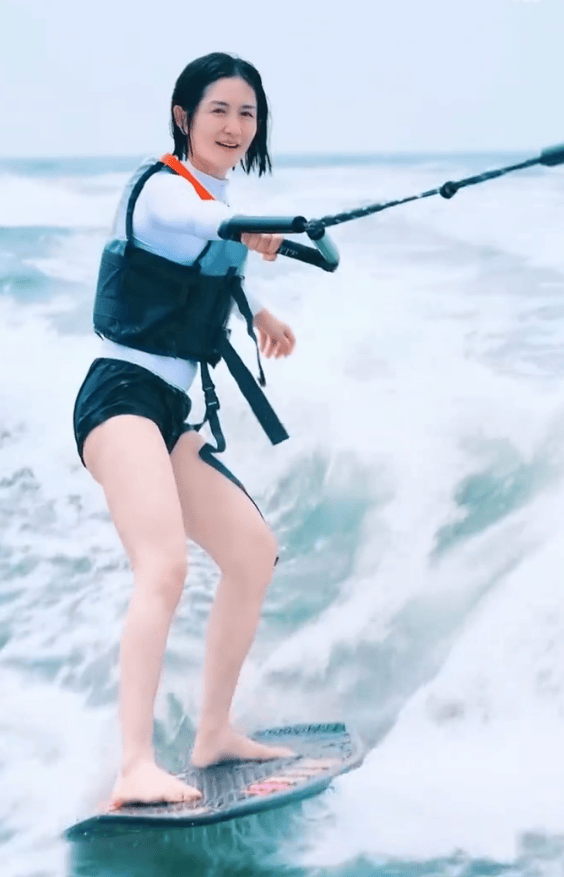 謝娜的身材纖細(xì)。