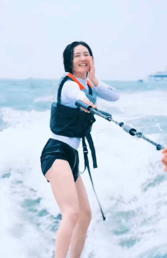 謝娜大聲和友人互動(dòng)。