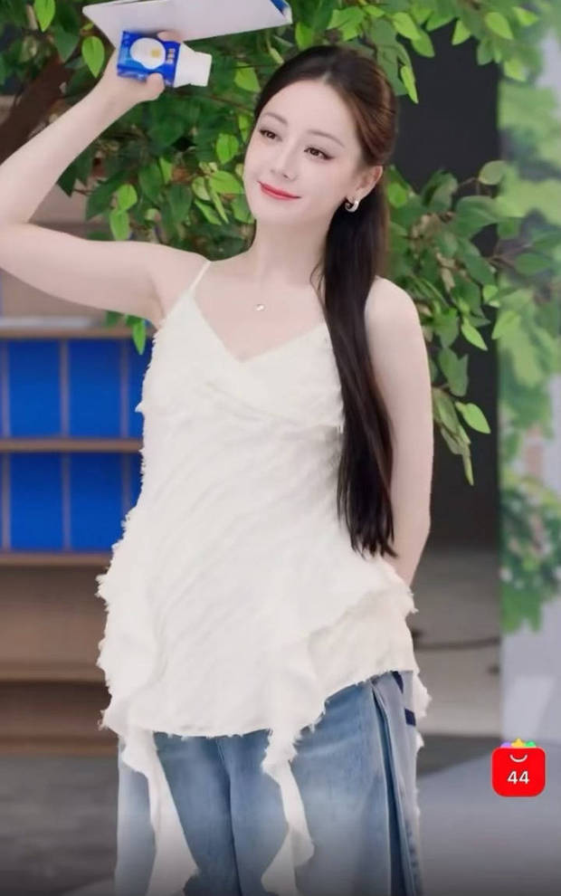 熱巴身材纖細(xì)。