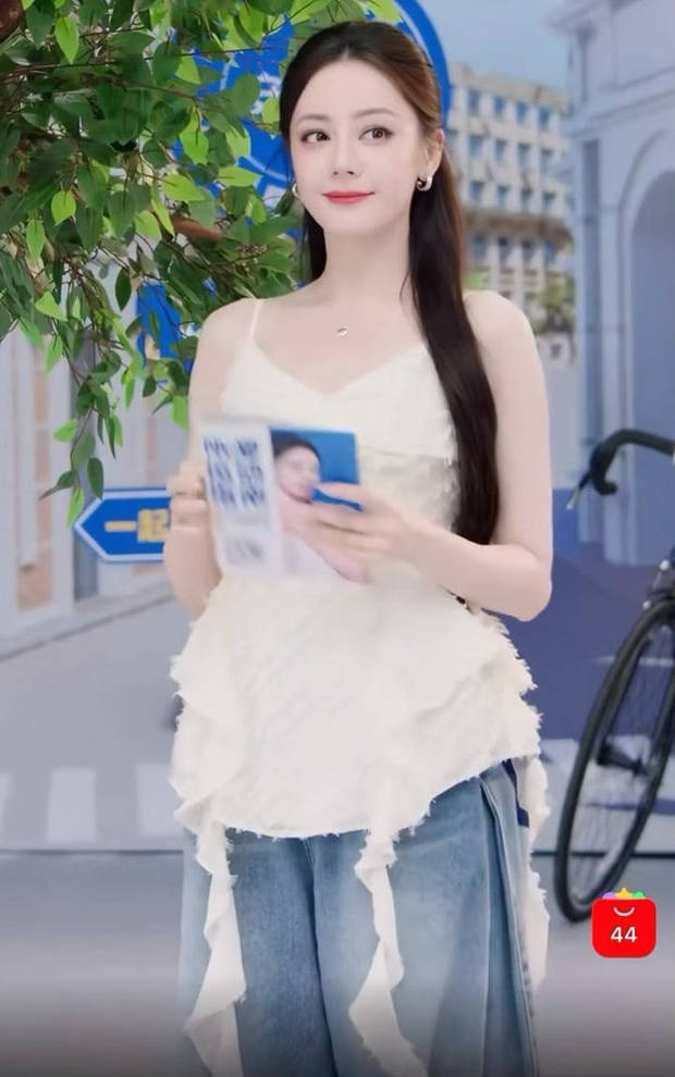 熱巴穿白色吊帶搭牛仔褲。