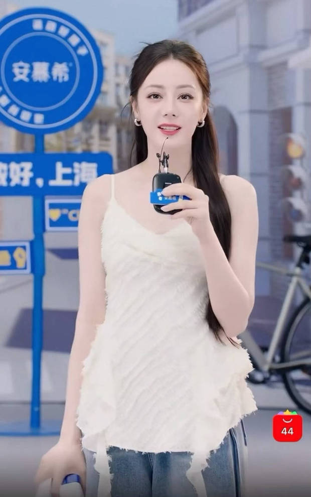 搜狐娛樂訊 近日，一組熱巴參加品牌活動的美照曝光。