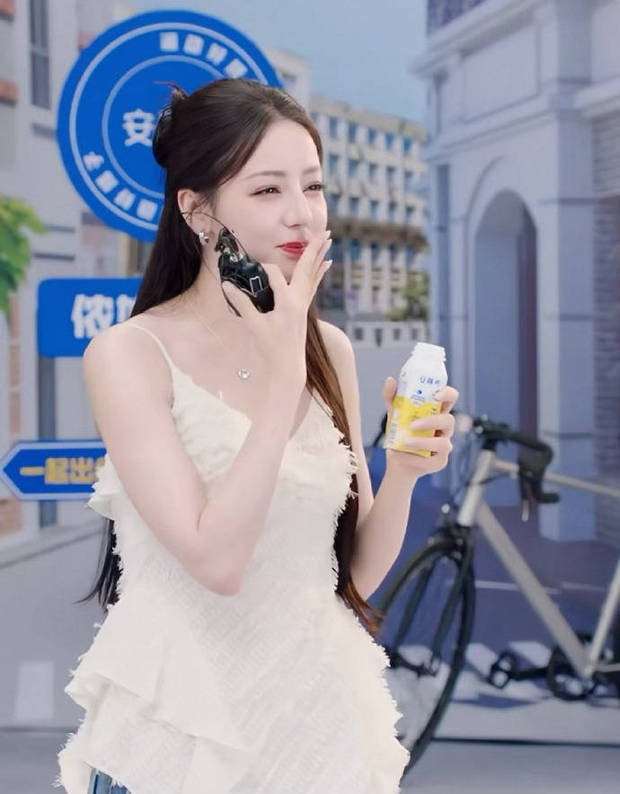熱巴笑眼盈盈。