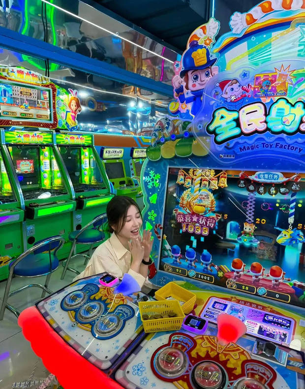 虞書欣綻放甜美笑容，俏皮又靈動。