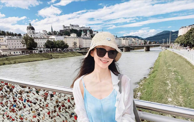 搜狐娱乐讯 6日,韩雪在社交平台上晒出一组旅游照,并配文称:“湖光山色间,裙摆轻扬,仿佛走进莫扎特的旋律里。萨尔茨堡的温柔,藏在每一片云朵和每一次回眸中。来自韩雪的明信片。”