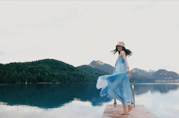 韩雪回眸甜笑,元气满满。