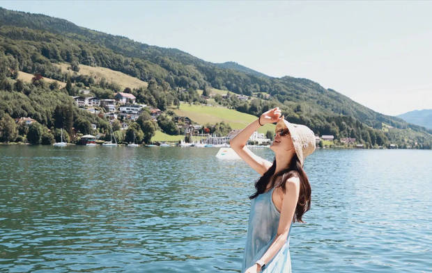 韩雪与美景合影心情好。