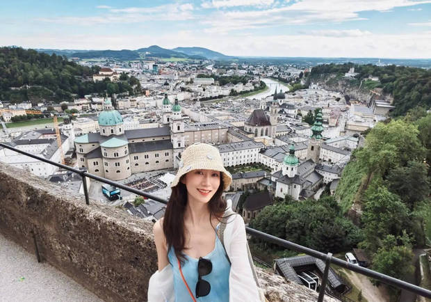 韩雪去西班牙萨尔茨堡旅游,绽放灿烂笑容,状态放松。