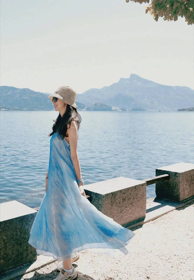 韩雪一袭蓝色长裙轻盈飘逸。