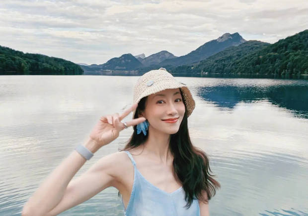 韩雪开心比耶。