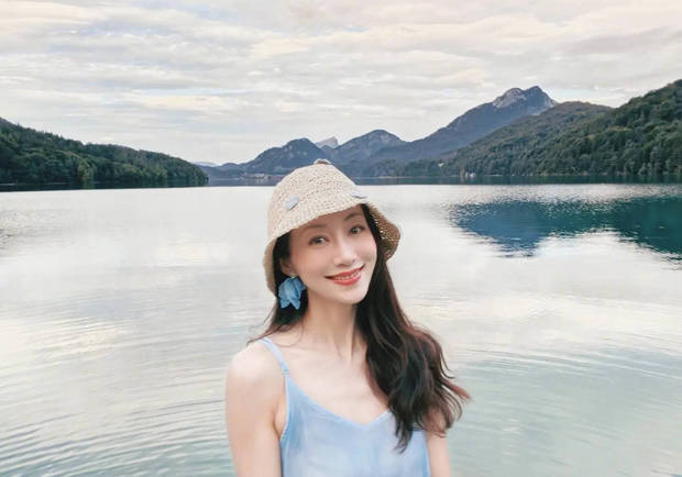 韩雪笑容明媚,红唇吸睛。