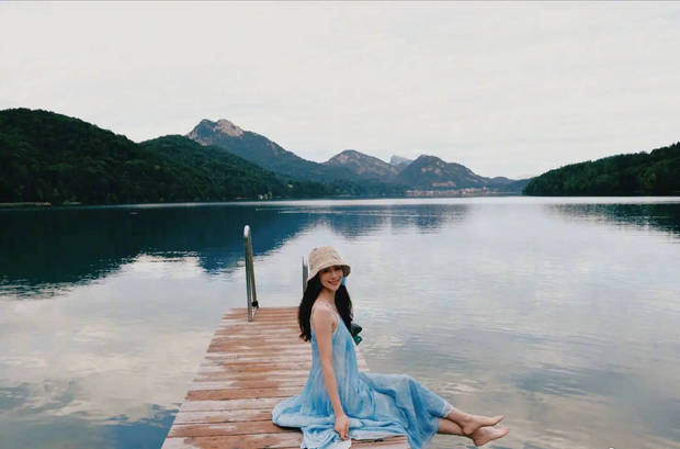 韩雪拍摄旅游打卡照。