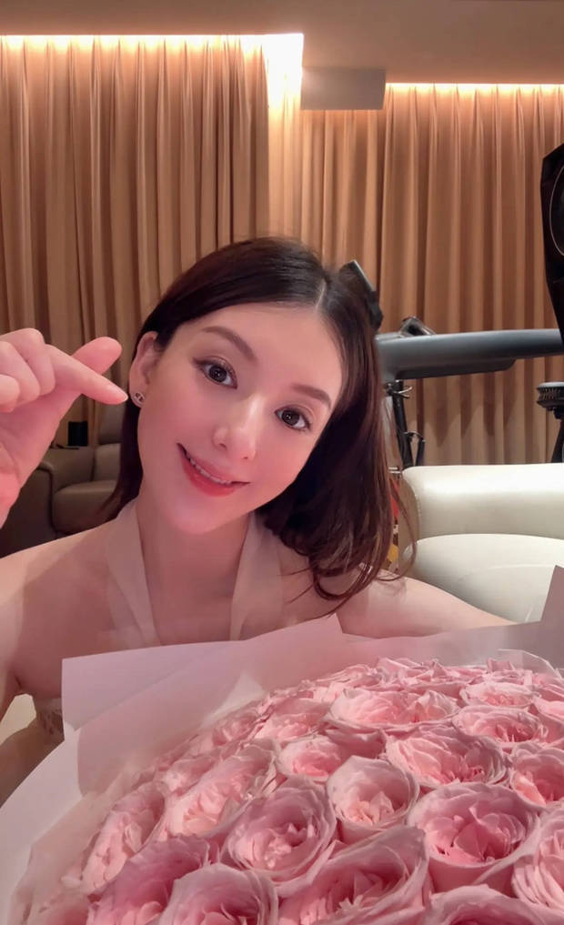 方媛對著鏡頭比心，笑容甜美迷人。