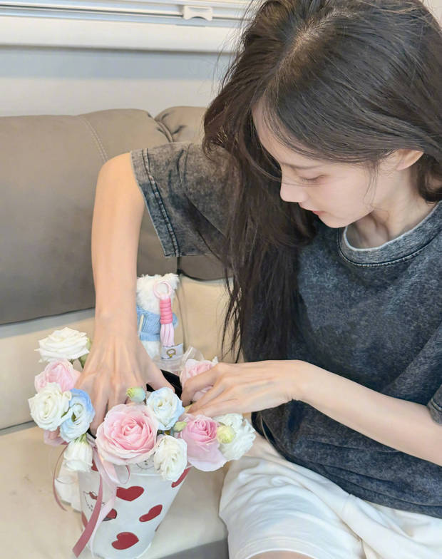 李一桐沉迷制作手工。