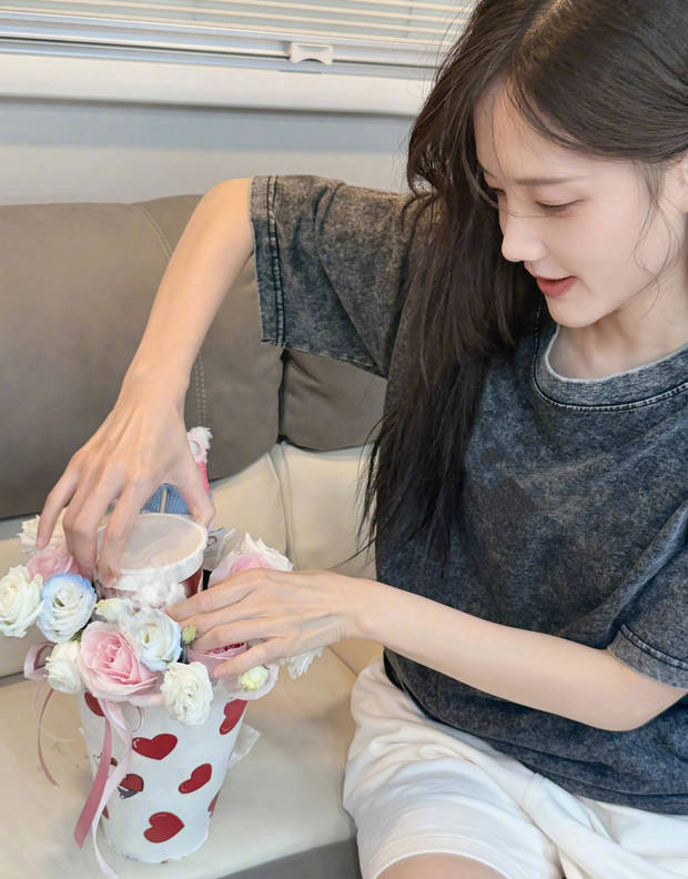 搜狐娛樂訊 8月7日，李一桐在社交平臺(tái)分享自己制作“奶茶花”的照片，照片里她穿著灰色上衣，認(rèn)真diy奶茶。