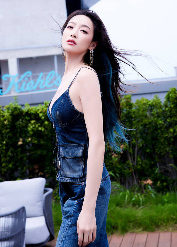 宋茜笑容甜美。