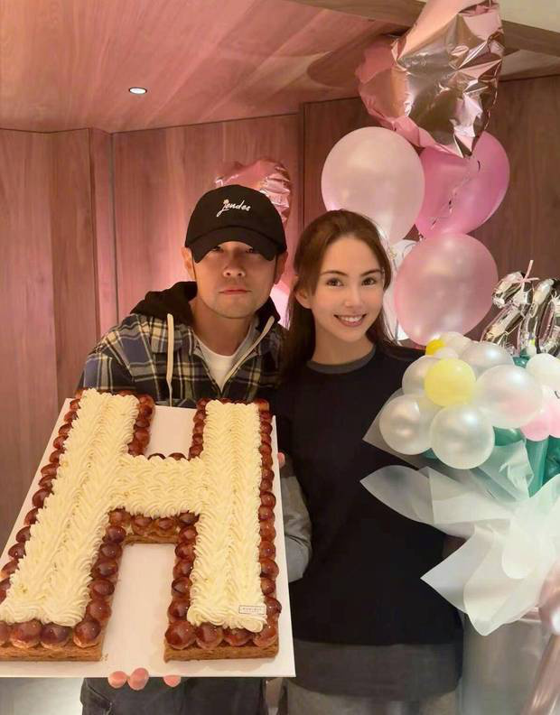 搜狐娛樂訊 8月12日，昆凌曬與周杰倫合照慶祝生日，手捧氣球花束滿臉幸福。