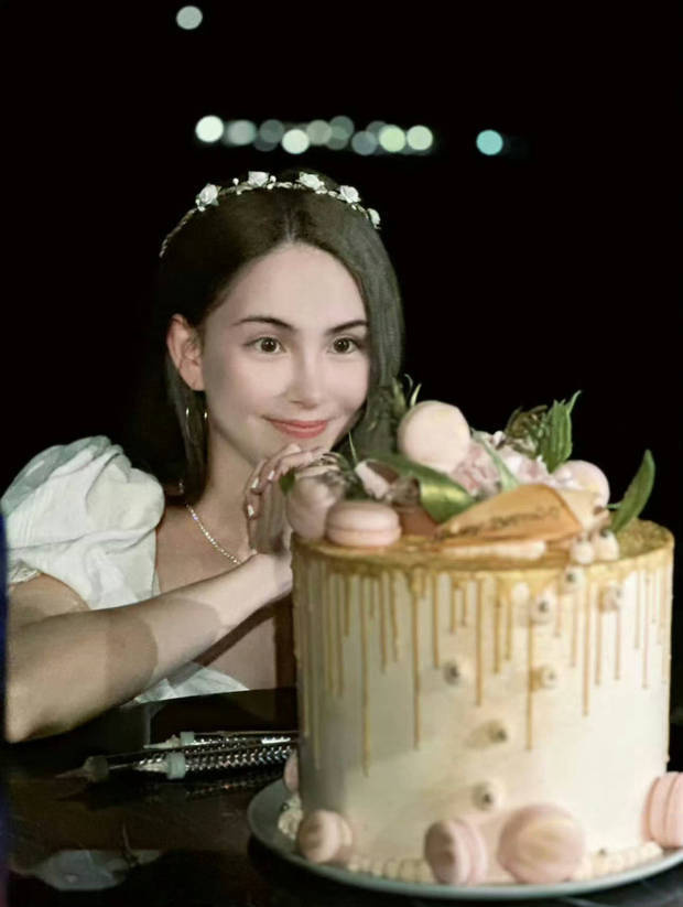 昆凌與蛋糕合照。