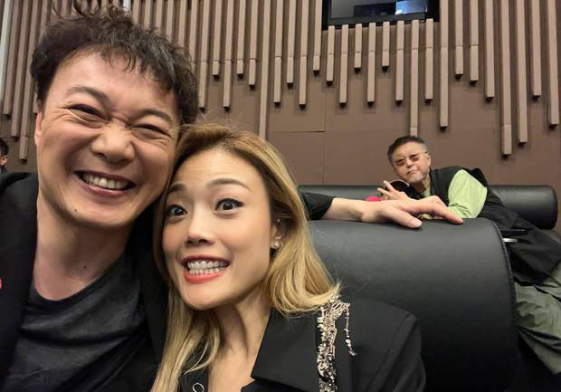 陳奕迅和容祖兒自拍。