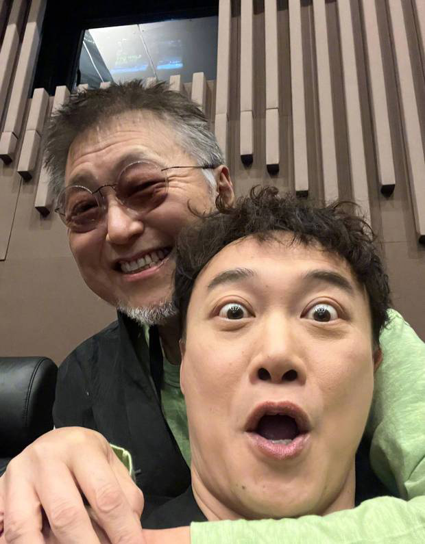 陳奕迅搞怪和老友合照。