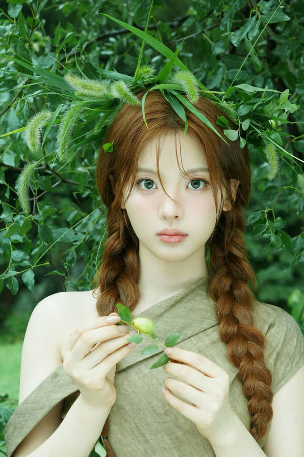 搜狐娛樂訊 14日，楊超越在社交平臺上更新一組美照，她戴著狗尾巴草編制的頭環(huán)，化身野生森系少女，一雙明亮眼眸水潤剔透，靈氣十足！