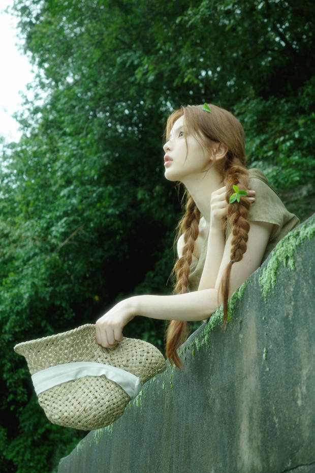 楊超越化身野生森系少女。