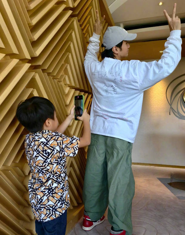 古巨基兒子給爸爸拍照。