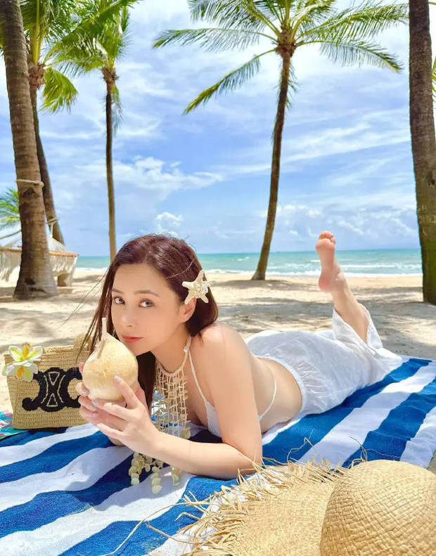 鐘欣潼手拿椰子，甜美俏皮。