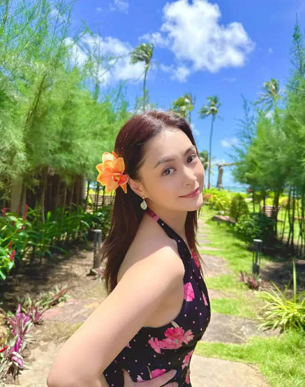 鐘欣潼側(cè)身回眸，笑容柔和。