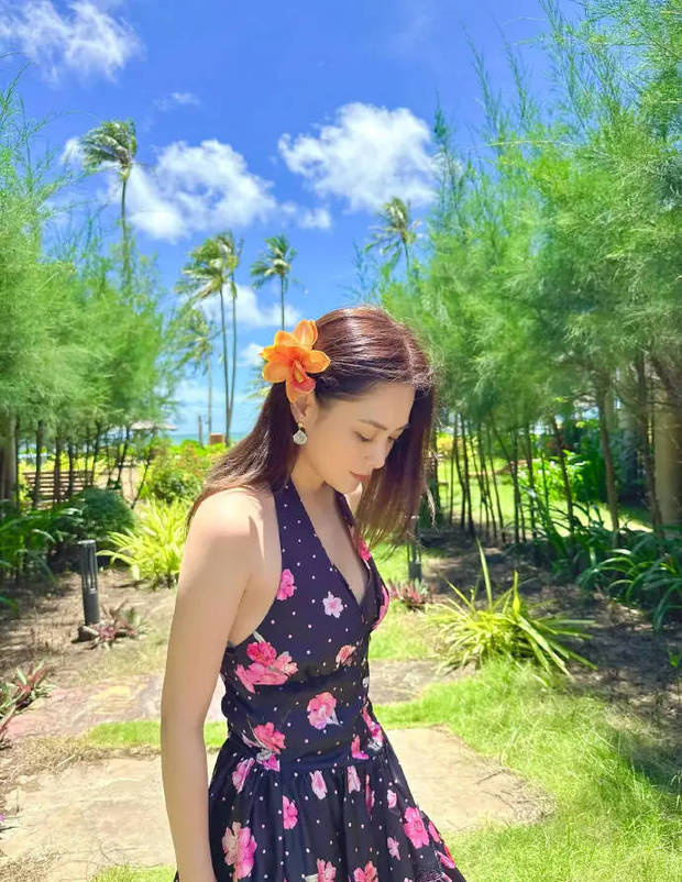 鐘欣潼低頭淺笑。