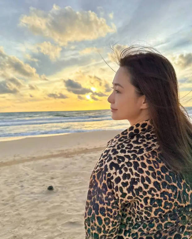 鐘欣潼望向大海，靜謐又文藝。