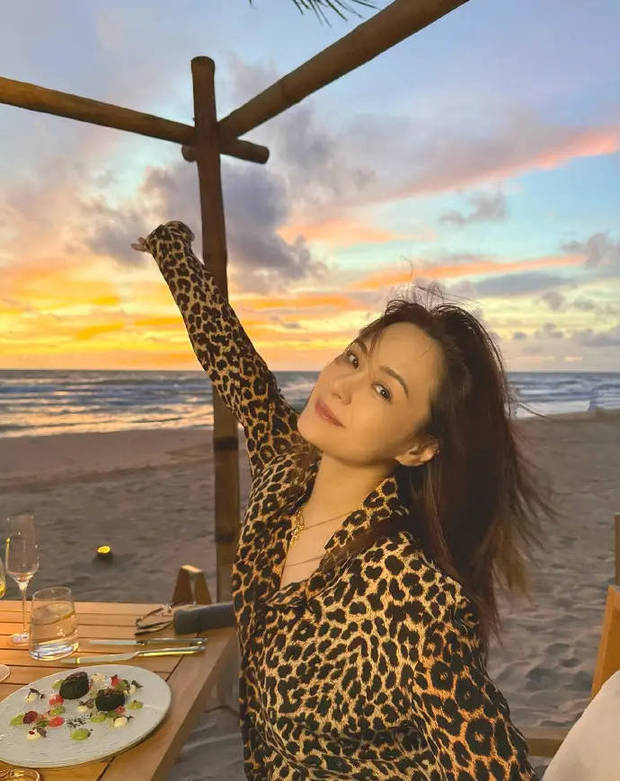 鐘欣潼穿豹紋襯衫，灑脫又時(shí)尚。