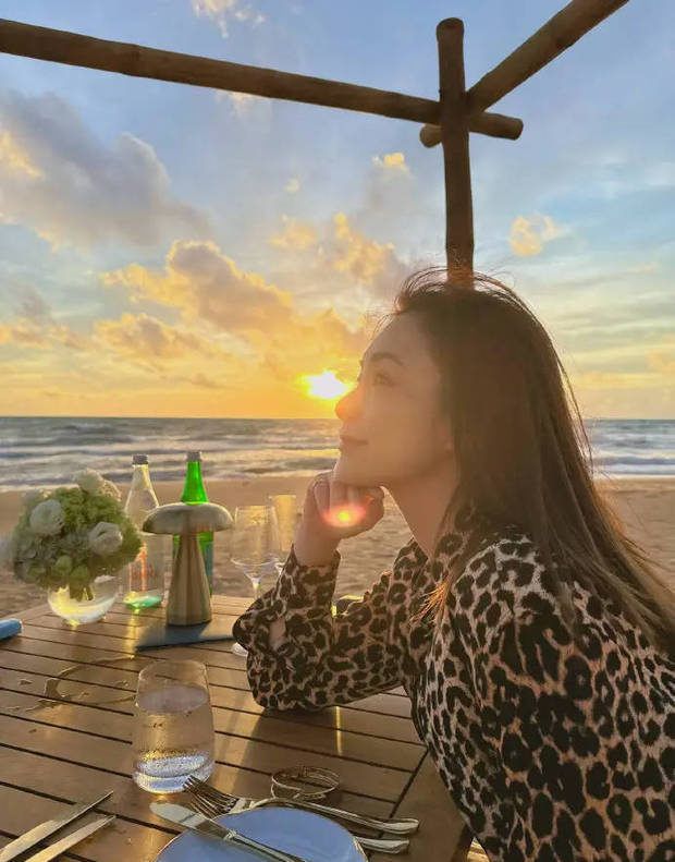 鐘欣潼側(cè)顏絕美，氛圍感滿分。