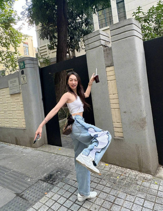 宋茜外出散步心情好。